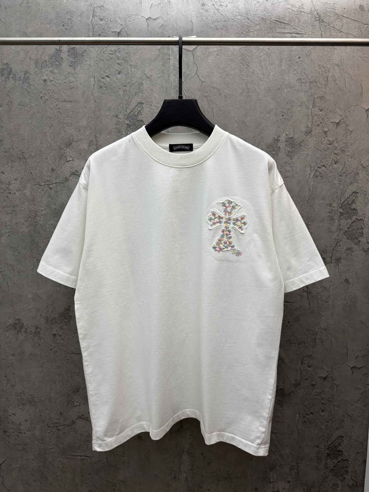 P180 top version, real shot without P, ​​different from market currency) 𝗖𝗵𝗿𝗼𝗺𝗲 𝗛𝗲𝗮𝗿𝘁𝘀/Croxin 2026 spring new original single counter American laser burnt patch embroidered couple short sleeves 👑The highest version! Customized fabric 300 grams, best-selling model at the counter, very comfortable to wear. Accessories: original molded and authenticated collar label ➕ 100% silk wash water label. Genuine purchase-grade original hangtag➕matching hanging rope➕3D hanging beads➕original packaging bag. Craftsmanship: The original version has consistent wiring! The highest version of the armhole matching technique! Color: White Black Size: S M L XL Style No.: 26-2010